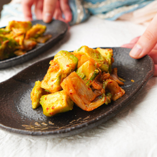 火を使わず和えるだけ！アボカドキムチ